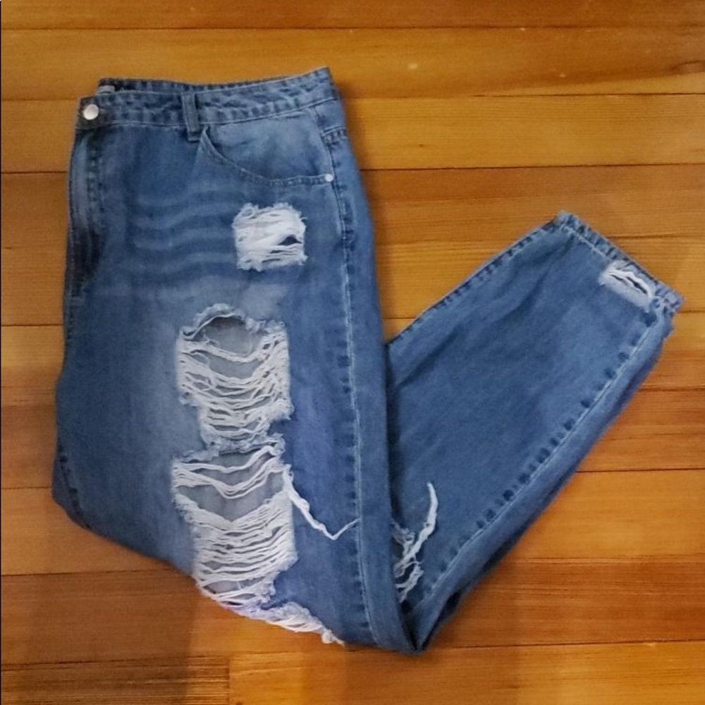 Super cute never before worn distressed jeans.